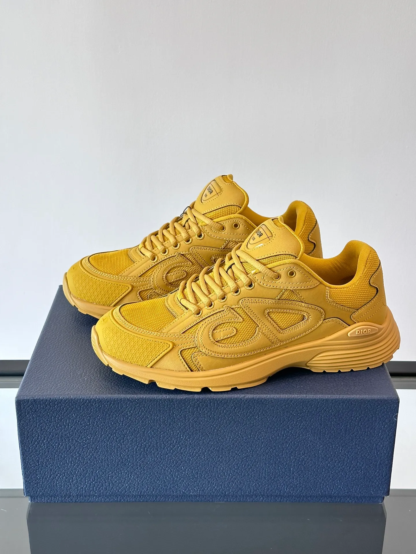 p400《Dio*》Dior B30 series sports shoes, multi-color mesh fabric and multi-color technical fabrics, this season's new B30 low-top sports shoes are one of the flagship styles of the series. Crafted from multicolor mesh and technical fabrics, it's finished with a reflective "CD30" graphic and silver-toned "DIOR B30" and "CD30" logos on the heel and tongue. An extra-light, sculpted rubber sole with signature accents adds style, while internal stretch details create ideal comfort. It can be matched with various casual styles to show a fashionable and modern sports style. Size: 38-44 (45-46 customized)